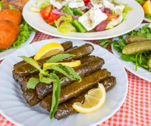 طرز تهیه دلمه برگ مو با رب انار و سس مخصوصش