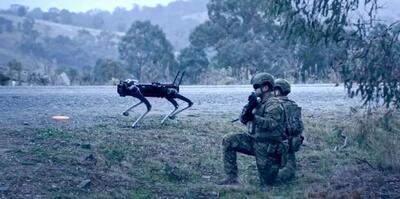 تمرین سربازان با سگ رباتیک مسلح را ببینید! +ویدئو