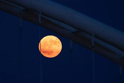 عکس | هنرنمایی متفاوت یک عکاس برای تصویربرداری از ماه؛ میشه یکم بری کنار!