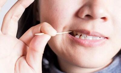۳ ضرر استفاده از خلال دندان؛ چه چیزی را جایگزین آن کنیم؟
