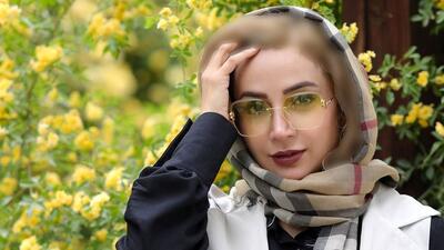 ژست شبنم قلی‌خانی با عینک دودی در شهر طرب