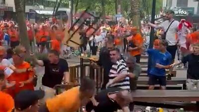 ویدیو| صحنه‌های غیراخلاقی در یورو/ بزن بزن هواداران انگلیس و هلند بیرون ورزشگاه