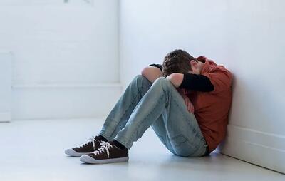 چرا نوجونان افسرده می شوند؟ چگونه از افسردگی نوجوانی جلوگیری کنیم؟