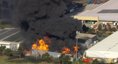 فیلم| انفجار مواد شیمیایی و آتش سوزی کارخانه‌ای در ملبورن