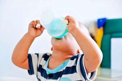 دلایل پریدن آب در گلوی کودک و راهکارهای پیشنهادی