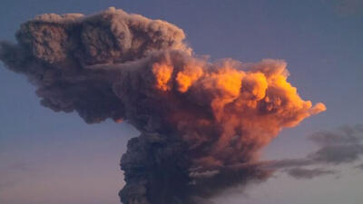 فعال شدن آتشفشان اکوادور، ابری از خاکستر به بیرون پرتاب می‌کند