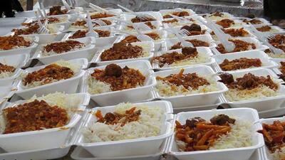 توزیع غذای نذری بین عزاداران در مسجد بقیه الله محله شهرقائم قم