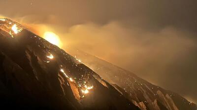 تصاویر هوایی از آتش سوزی شبانه در کوه‌های خاییز + فیلم