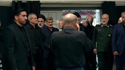 لحظه ورود رهبر انقلاب و مسعود پزشکیان به حسینیه امام خمینی/ شعار حیدر حیدر/ فیلم
