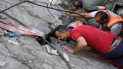 خارج کردن پیکرهای سوخته ۶۰ شهید از زیر آوار در غرب غزه