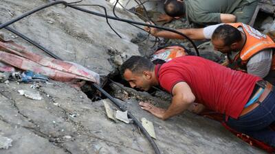 خارج کردن پیکرهای سوخته ۶۰ شهید از زیر آوار در غرب غزه / اکثر قربانیان، زن و کودک هستند