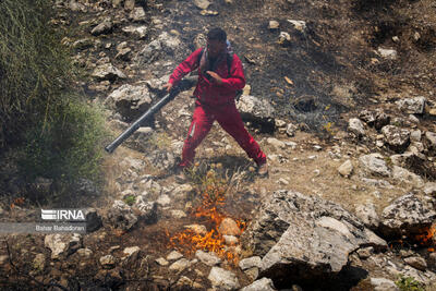 فرماندار: آتش‌سوزی مراتع و جنگل‌های کبیرکوه دره‌شهر در حال مهار شدن است
