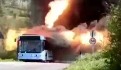 تصاویر هولناک از انفجار باتری یک اتوبوس برقی در جاده/ ویدئو