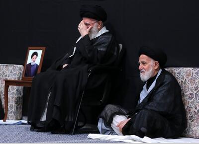 عکسی از دوست دوران طلبگی رهبر انقلاب در مراسم عزاداری حسینیه امام خمینی /چرا این روحانی مورد احترام رهبری است؟