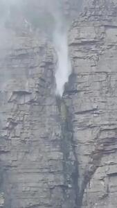 تشکیل آبشار معکوس به علت وزش باد شدید در استان کیپ‌ غربی، آفریقای جنوبی