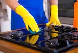 چگونه روغن‌های چسبیده به آشپزخانه را به راحتی و مؤثر پاک کنیم؟ 7 روش کاربردی برای تمیز کردن لکه‌های روغنی