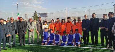 با حضور وزیر ورزش و جوانان : یازده باب زمین چمن مصنوعی مینی فوتبال در خراسان جنوبی افتتاح شد