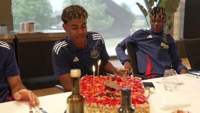 جشن تولد لامین یامال در ردوی تیم ملی اسپانیا