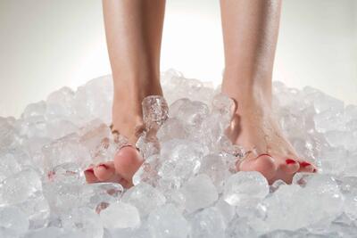 علت داغ شدن کف پا چیست؟ | راه های درمان خانگی