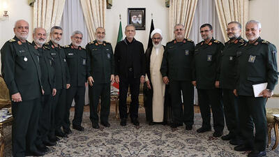 فرماندهان سپاه پرچم حرم حسینی را به رییس جمهور منتخب هدیه دادند