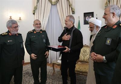 دیدار فرماندهان سپاه با پزشکیان/ پرچم حرم حسینی هدیه داده شد + عکس