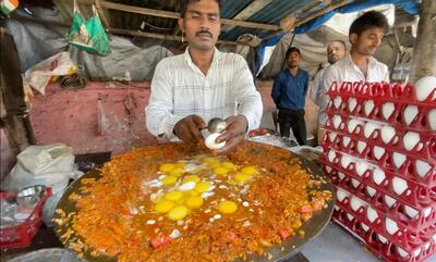 طرز تهیه یک غذای سنتی با تخم مرغ و پیاز در بمبئی (فیلم)