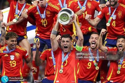 فیلم/لحظه بالا بردن جام قهرمانی یورو ۲۰۲۴ توسط موراتا و اسپانیایی ها
