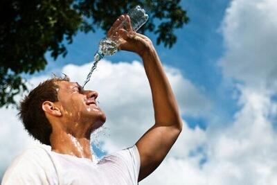 در هوای گرم چند لیوان آب نیاز دارید؟