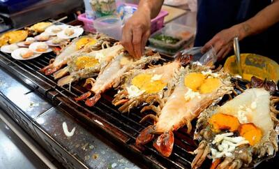 غذای خیابانی در تایلند؛ پخت انواع غذا با خرچنگ و میگو در بانکوک (فیلم)