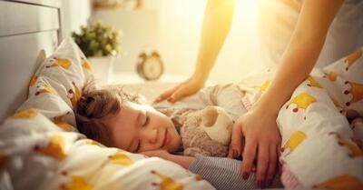 نحوه بیدار کردن بچه از خواب سبک زندگی می سازد (فیلم)