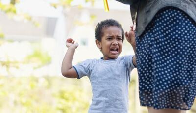 ۶ رفتار مناسب با کودکی که کتک می‌زند - چطور