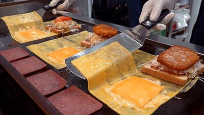 (ویدئو) غذای خیابانی در کره جنوبی؛ پخت ساندویچ با تخم مرغ، پنیر و کالباس