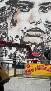 (ویدئو) رونمایی از نقاشی دیواری متفاوت در بروکسل؛ ترکیب رنگ و چکش برقی!