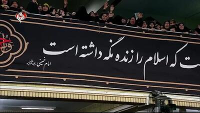 ورود رهبر انقلاب به مراسم عزاداری شام غریبان در حسینیه امام خمینی (ره)