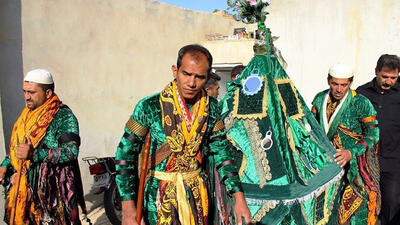 مردان در لباس فرشتگان حامی شهدای کربلا / آیین سنتی ایرانی در یک روستا کوچک