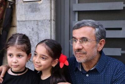 تصاویر بوسه محکم بر احمدی نژاد در ظهر عاشورا | احمدی نژاد آستین کوتاه پوشید و با مردم عکس گرفت!