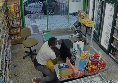 حمله وحشیانه به دختر جوان در فروشگاه توسط سارق پناهجو (فیلم)