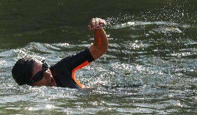 ببینید/ شهردار پاریس برای نشان دادن پاکیزگی آب در آستانه المپیک در رود سن شنا کرد