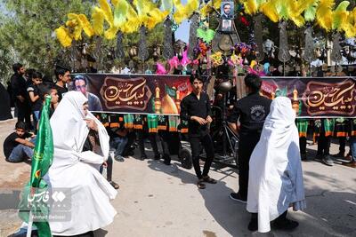 (تصاویر) داستان زنانی با چادر سفید در مراسم عاشورای حسینی