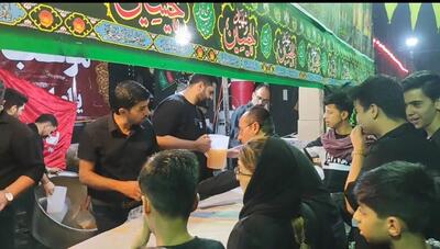 فیلم | پذیرایی ایستگاه صلواتی یاوران امام حسین(ع) از عزاداران حسینی در شب عاشورا