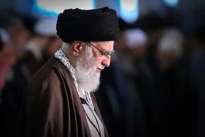 حضور رهبر انقلاب در حسینیه امام خمینی برای مراسم عزاداری شب شهادت امام سجاد(ع)+فیلم