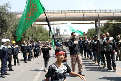 حرکت دسته‌های عزاداری با پرچم‌های حسینی در ذوب‌آهن اصفهان