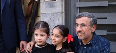 عکس یادگاری با احمدی‌نژاد در مراسم روز عاشورا