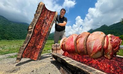 کباب دیدنی گوشت بره در کنده درخت به روش آشپز آذربایجانی (فیلم)