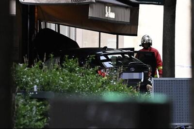 برخورد خودرو به رستورانی در پاریس/ یک نفر کشته و ۶ تَن زخمی شدند