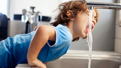 عوارض نوشیدن زیاد آب چیست؟