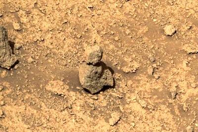 پیدا شدن یک سنگ شبیه آدم برفی  در مریخ