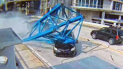 (ویدئو) نجات معجزه‌آسای راننده زن از سقوط جرثقیل روی خودرو
