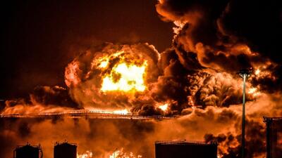 آتش سوزی ناشی از حمله هوایی اسراییل به انبار نفت در بندر حدیده یمن (فیلم)