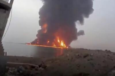 ببینید /  تصاویری از آتش‌سوزی در الحدیده یمن درپی حملات هوایی اسرائیل